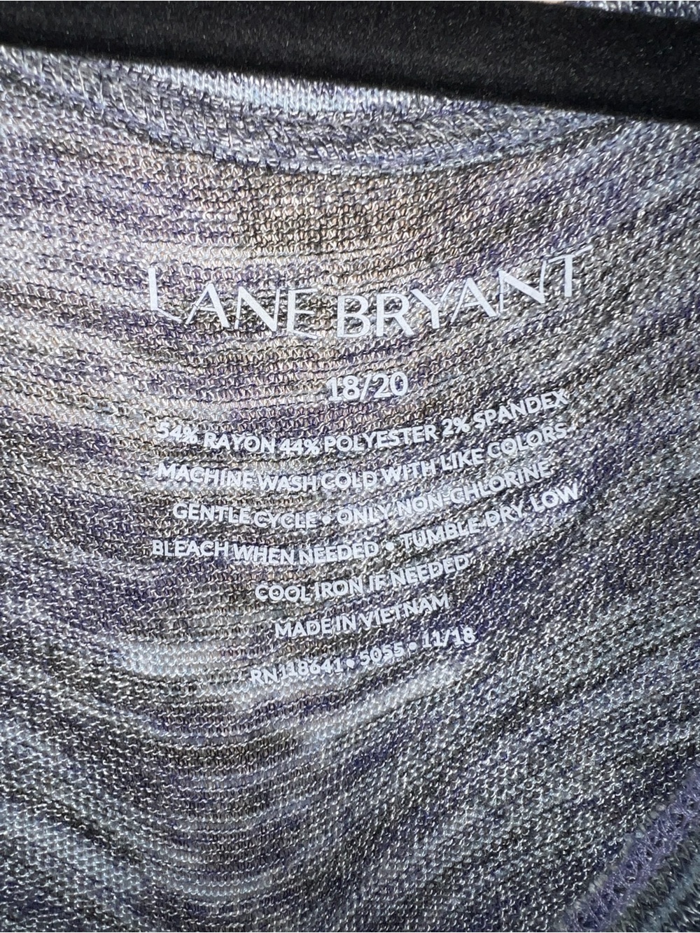 𝐋𝐀𝐍𝐄 𝐁𝐑𝐘𝐀𝐍𝐓 | GRAY HEATHERED LONG SLEEVE TOP - Picture 4 of 5